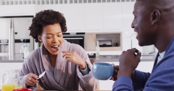 Видео Счастливой Африканской Американской Пары Завтракающей Вместе Любовь Отношения Качественное — стоковое видео