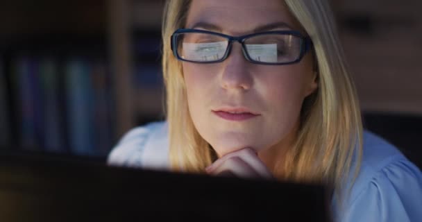 Nagranie Skupionej Białej Kobiety Używającej Komputera Pracującej Późna Biurze Biznes — Wideo stockowe