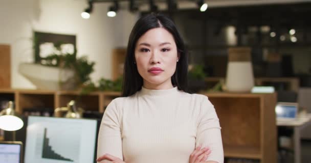 Ofisteki Kameraya Bakan Mutlu Asyalı Kadının Videosu Ofiste Geceleri Teknoloji — Stok video