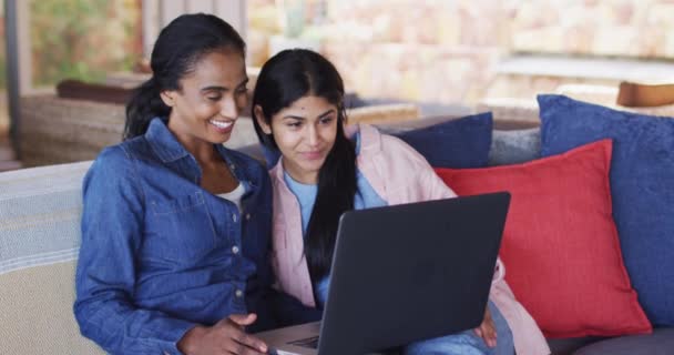 Video Happy Diverse Female Friends Using Laptop Sofa Friendship Spending — Stock videók