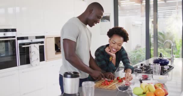 Видео Счастливой Африканской Американской Пары Готовящей Еду Вместе Кухне Любовь — стоковое видео