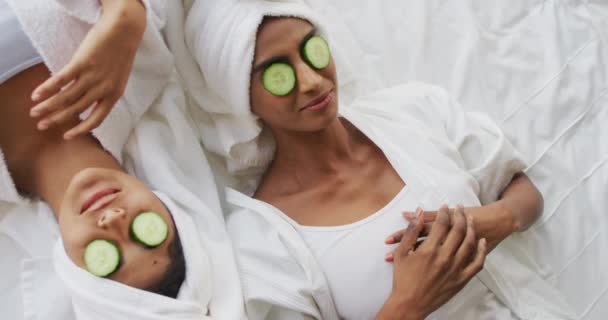 Video Happy Diverse Female Friends Robes Having Fun Cucumber Slices — Vídeo de Stock