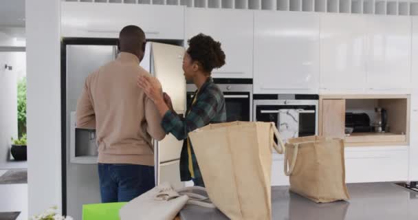 Video Happy African American Couple Unpacking Groceries Love Relationship Spending — Wideo stockowe