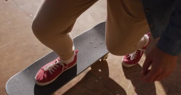 Video Legs Caucasian Female Skateboarder Training Skate Park Skateboarding Sport — Stok video