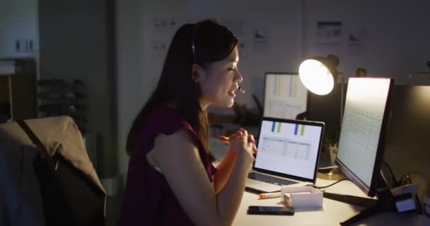 Vídeo Uma Consultora Asiática Trabalhando Até Tarde Escritório Negócios Trabalho — Vídeo de Stock