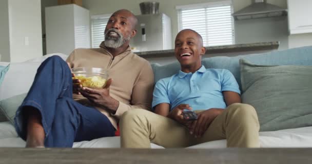 Vidéo Heureux Père Fils Afro Américain Regardant Télévision Temps Famille — Video