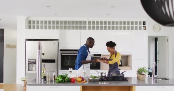 Видео Счастливой Африканской Американской Пары Танцующей Кухне Любовь Отношения Качественное — стоковое видео