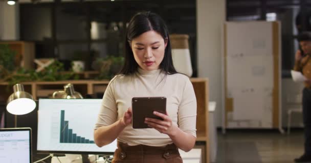 Wideo Szczęśliwej Azjatki Tabletem Pracującej Późna Biurze Biznes Praca Biurze — Wideo stockowe