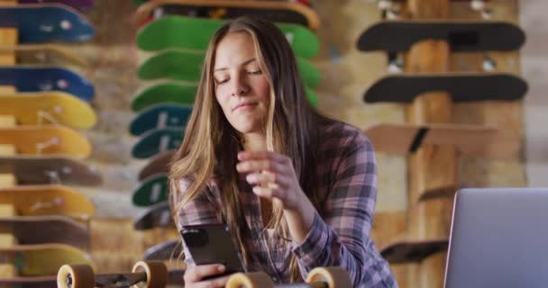 Video Caucasian Female Skateboarder Using Smartphone Skate Shop Skateboarding Sport — 비디오