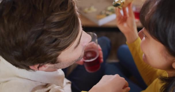 Відео Вигляду Ззаду Щасливої Різноманітної Пари Їсть Піцу Приймає Любов — стокове відео