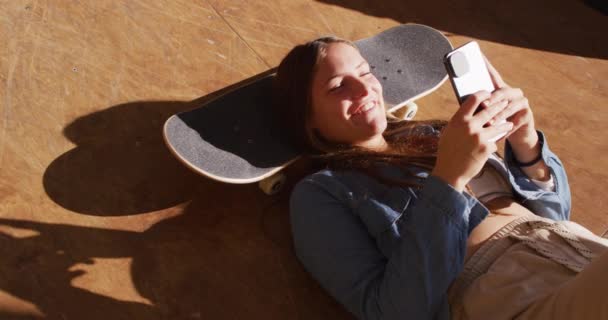 Video Happy Caucasian Female Skateboarder Resting Using Smartphone Skateboarding Sport — 비디오