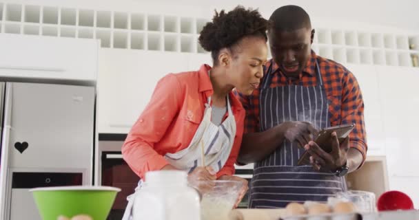 Видео Счастливой Африканской Американской Пары Пекущей Вместе Кухне Любовь Отношения — стоковое видео