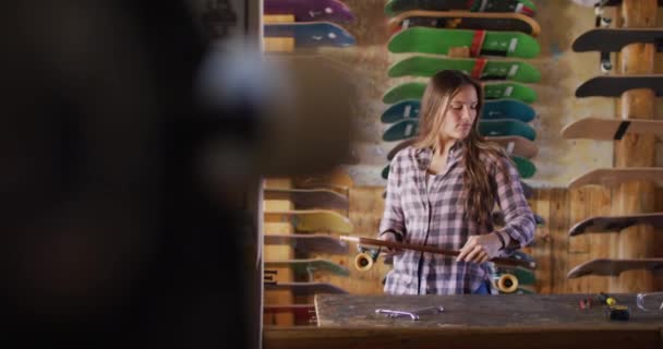 Video Happy Caucasian Female Skateboarder Skate Shop Skateboarding Sport Hobby — Vídeo de Stock