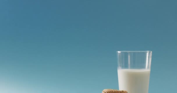 Відео Печива Шоколадом Молоком Синьому Фоні Печиво Випічка Їжа Цукерки — стокове відео