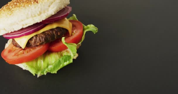 Video Cheeseburger Salad Burger Bun Grey Background Copy Space Tasty — Stockvideo