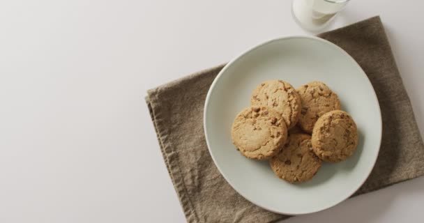 Відео Печива Шоколадом Молоком Білому Тлі Печиво Випічка Їжа Цукерки — стокове відео