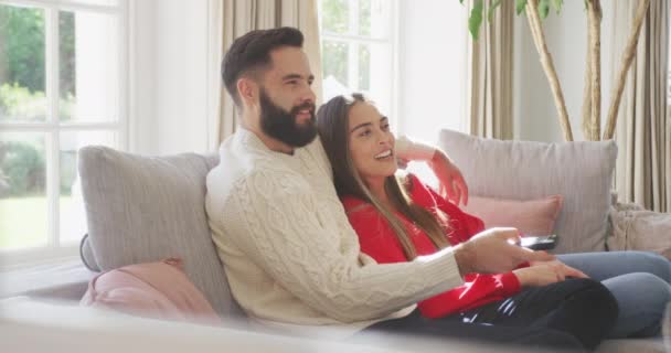 Video Happy Caucasian Couple Siting Sofa Watching Domestic Lifestyle Leisure — Video Stock