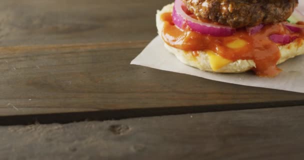 Video Hamburger Salad Relish Burger Bun Wooden Table Top Copy — Stockvideo