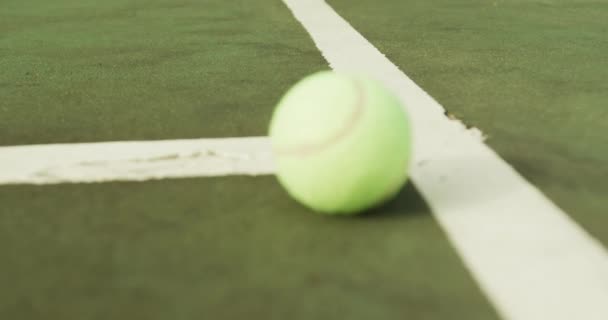 Відео Одного Зеленого Тенісного Яча Зеленому Корті Здоровий Активний Спосіб — стокове відео