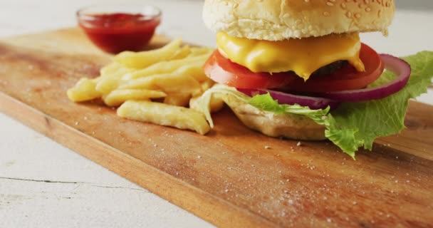 Video Cheeseburger Chips Bowl Ketchup Wooden Board Tasty Hot Homemade — Stockvideo