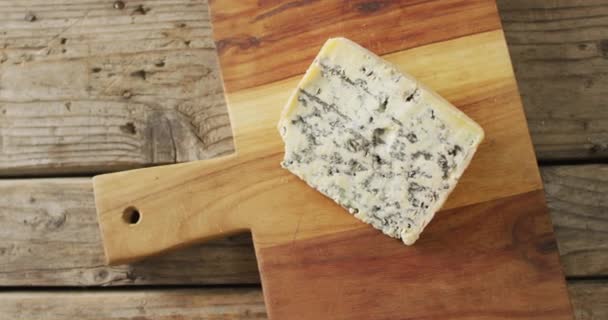Video Overhead Shot Wedge Blue Cheese Chopping Board Rustic Wooden — Stockvideo