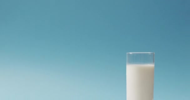 Βίντεο Από Ένα Ποτήρι Φρέσκο Γάλα Μπλε Φόντο Γαλακτοκομικά Προϊόντα — Αρχείο Βίντεο