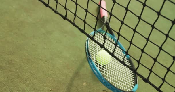 Відео Тенісної Ракетки Тенісного Яча Зеленому Корті Здоровий Активний Спосіб — стокове відео