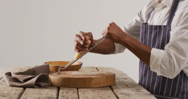 Video Mid Section African American Man Grating Parmesan Cheese Wooden — Videoclip de stoc
