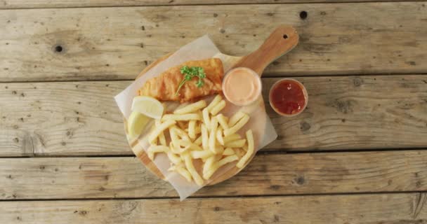 Video Fish Chips Wooden Board Dips Copy Space Wooden Table — Vídeo de Stock