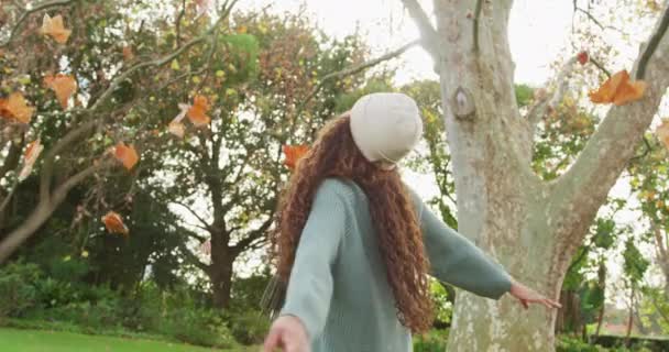 Βίντεο Της Γυναίκας Biracial Ντυμένοι Ζεστά Περνώντας Χρόνο Στον Κήπο — Αρχείο Βίντεο