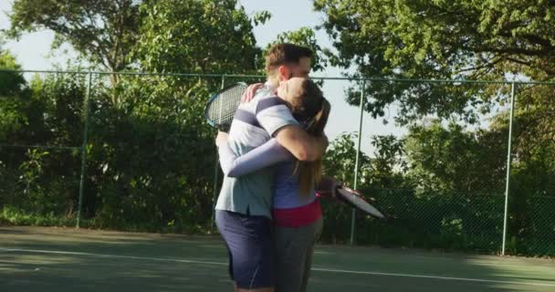 Βίντεο Της Ευτυχισμένης Καυκάσιας Που Παίζει Τένις Στο Γήπεδο Υγιεινός — Αρχείο Βίντεο