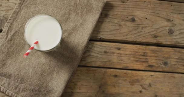 Відео Склянки Свіжого Молока Дерев Яному Фоні Молочні Продукти Здорове — стокове відео