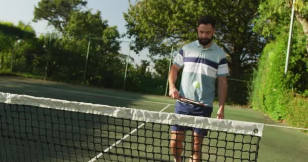 Video Happy Caucasian Man Playing Tennis Court Healthy Active Lifestyle — Stockvideo