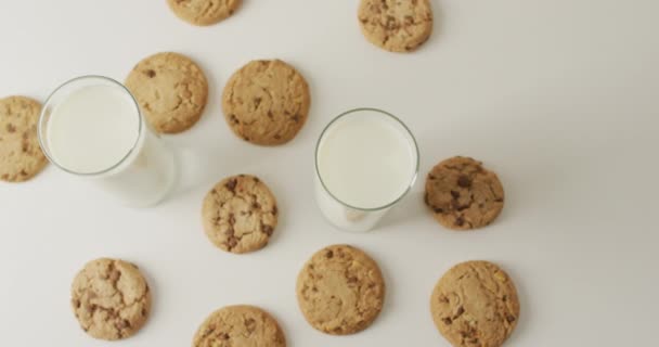 Βίντεο Μπισκότα Σοκολάτα Και Γάλα Λευκό Φόντο Μπισκότα Κέικ Τρόφιμα — Αρχείο Βίντεο