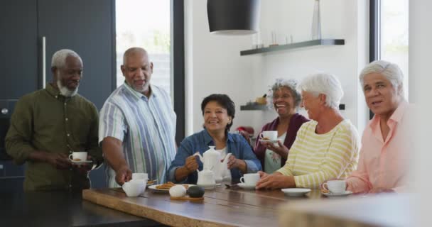 老人ホームでお茶を飲む幸せな高齢者 健康的で積極的な退職と身体的包容力は — ストック動画