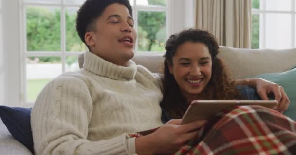 Video Happy Biracial Couple Siting Sofa Blanket Using Tablet Domestic — ストック動画