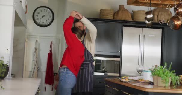 Video Happy Caucasian Couple Peeling Vegetables Kitchen Domestic Lifestyle Leisure — Vídeo de Stock