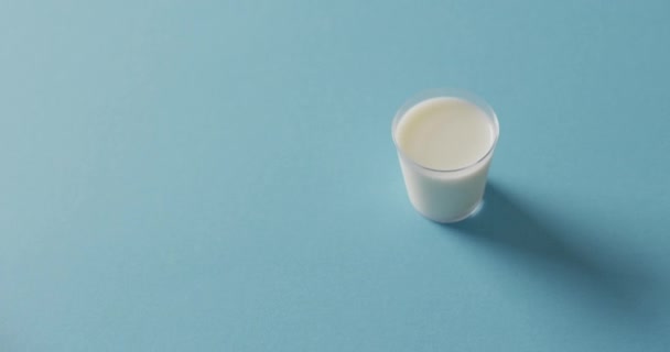 Video Glass Fresh Milk Blue Background Dairy Products Healthy Organic — 비디오