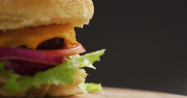 Video Close Cheeseburger Salad Burger Bun Grey Background Copy Space — Stockvideo