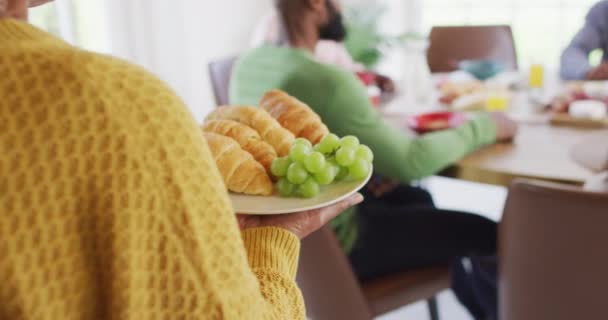 Video Padres Afroamericanos Felices Hijas Abuelos Sirviendo Comida Sentados Mesa — Vídeos de Stock