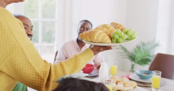 Vidéo Parents Afro Américains Heureux Fille Grands Parents Servant Nourriture — Video