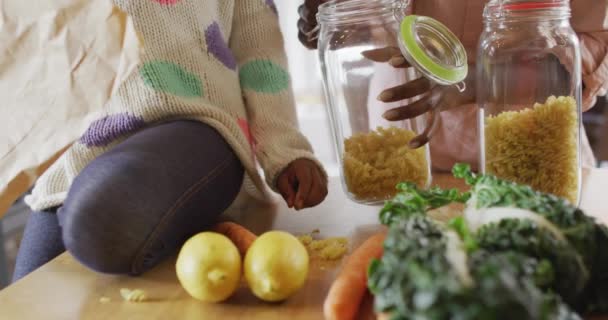 Vídeo Mãe Filha Africana Feliz Desempacotando Compras Alimentos Cozinha Conceito — Vídeo de Stock