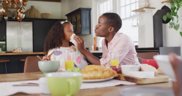 Video Einer Glücklichen Afrikanisch Amerikanischen Mutter Die Ihrer Tochter Frühstückstisch — Stockvideo