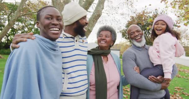 Video Šťastných Afrických Amerických Rodičů Prarodiči Držícími Vnučku Zahradě Koncept — Stock video