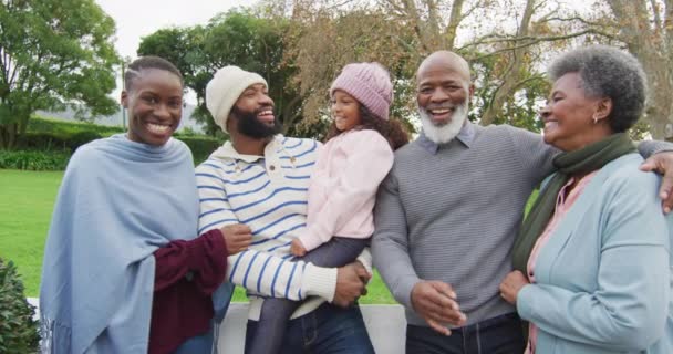 Video Felici Genitori Afroamericani Che Tengono Figlia Giardino Con Nonni — Video Stock