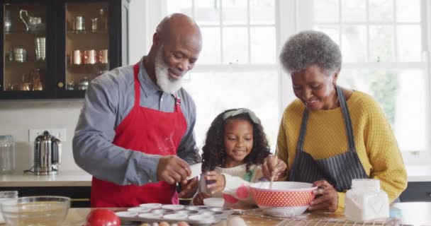 Video Šťastné Afroamerické Vnučky Pečící Prarodiči Kuchyni Koncept Rodinného Domácího — Stock video