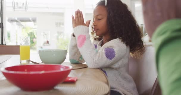 Wideo Afrykańskiej Amerykańskiej Córki Ojca Odmawiających Modlitwę Przy Stole Przed — Wideo stockowe