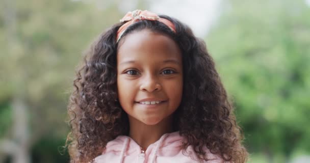 Video Retrato Chica Afroamericana Feliz Con Pelo Rizado Largo Sonriendo — Vídeos de Stock