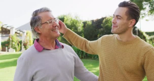 Video Happy Senior Caucasian Father Adult Son Embracing Sunny Garden — ストック動画