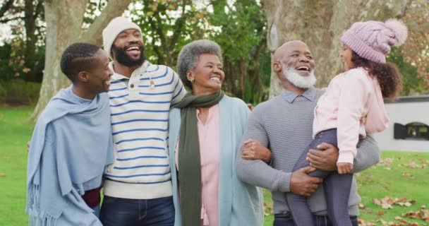 Видеопортрет Счастливых Африканских Американских Родителей Бабушкой Дедушкой Держащих Внучку Саду — стоковое видео